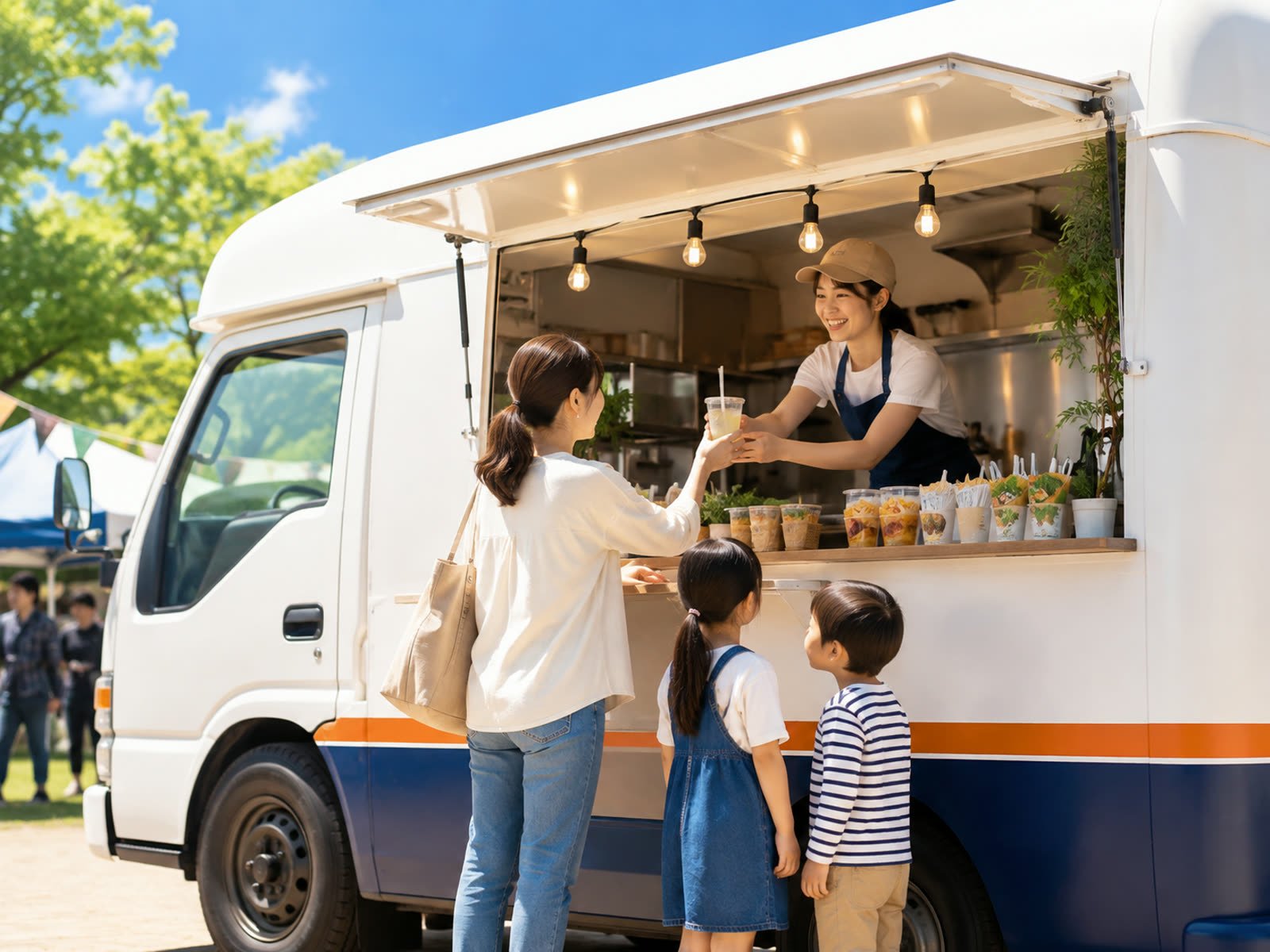 キッチンカーで買い物をする親子